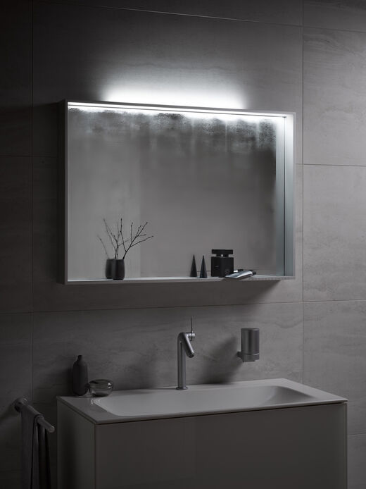Badspiegel mit Antibeschlagfunktion. Kaltlicht nach oben strahlend.