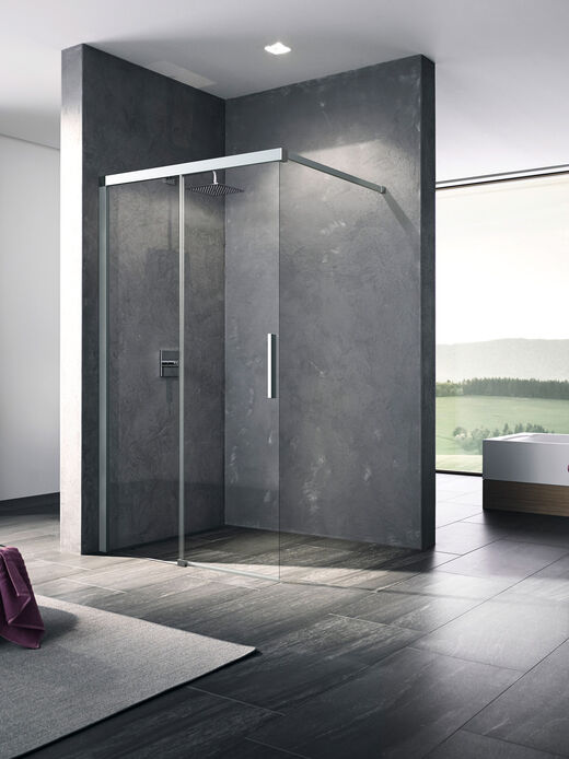 Offene Walk-In-Duschkabine von Kermi, deren Serie Nica eine Schiebetür zum einfachen Betreten der Dusche anbietet.