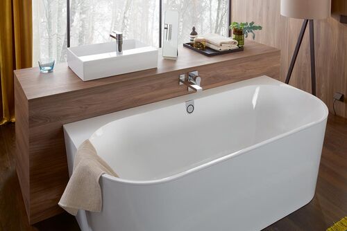 Eckiges Aufsatzwaschbecken auf Holtmöbel und einer wandmontierten ovalen Badewanne.