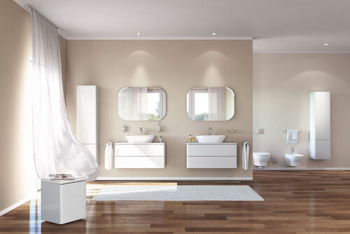 Weisses komplettes Badezimmer mit zwei Waschplätzen und einem Hocker, Spiegeln, Hochschrank, Toilette und Bidet. Ideal Standard Softmood.