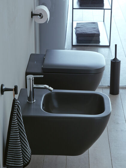 Das schwarz matte WC und Bidet komplementieren die Serie Happy D.2 Plus.