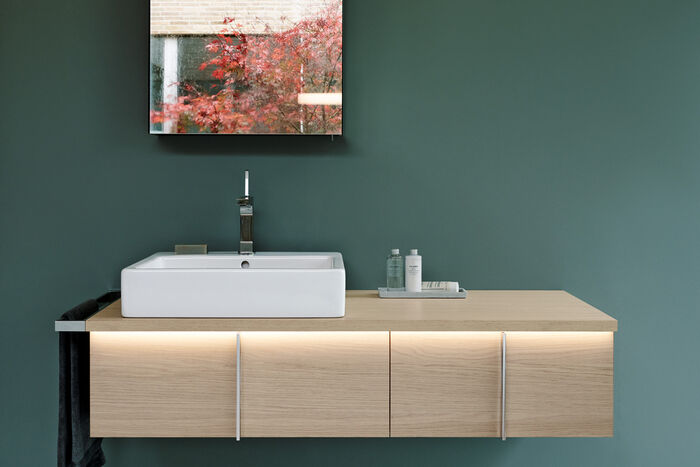 Duravit Vero Holzbadmöbel beleuchtet mit eckigem Aufsatzwaschbecken.