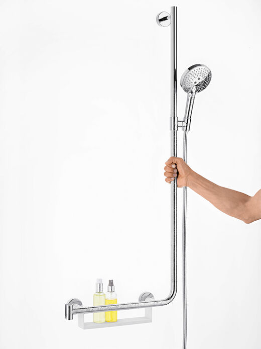 hansgrohe Unica Comfort Unica Comfort Duschstange zum Festhalten, an der Duschbrause und eine Ablagefläche befestigt sind.