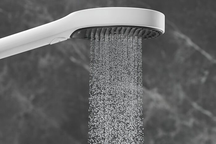 Bei der Wahl des Strahls PowderRain Intense wird der Brauseregen etwas gebündelt und spült so Seifenreste rasch vom Körper. Rainfinity-Brausenprogramm von hansgrohe.