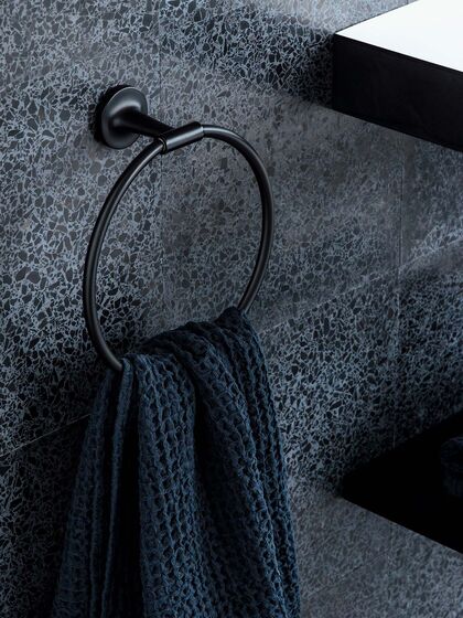 Die matt schwarze Ausführung des Handtuschrings aus der Duravit Serie von Starck T setzt einen markanten Blickpunkt.