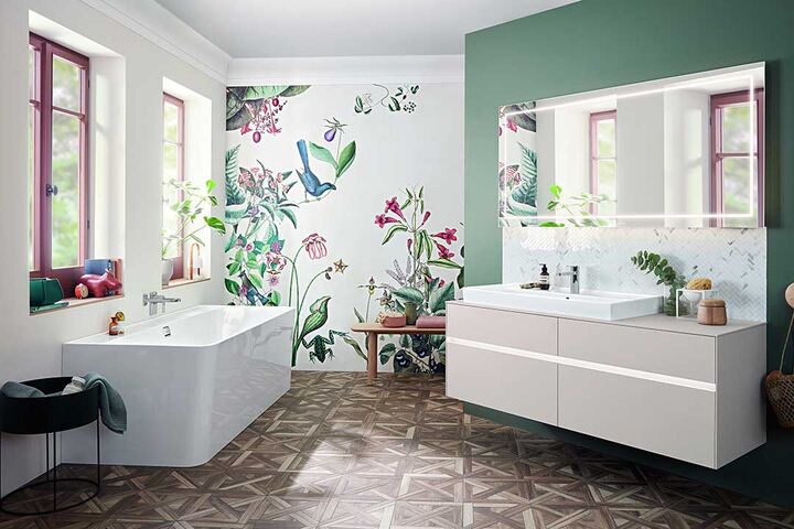 Modernes Badezimmer mit floraler Wandgestaltung in Weiß- und Grüntönen ausgestattet mit Collaro, dem Komplettbadprogramm von Villeroy & Boch.