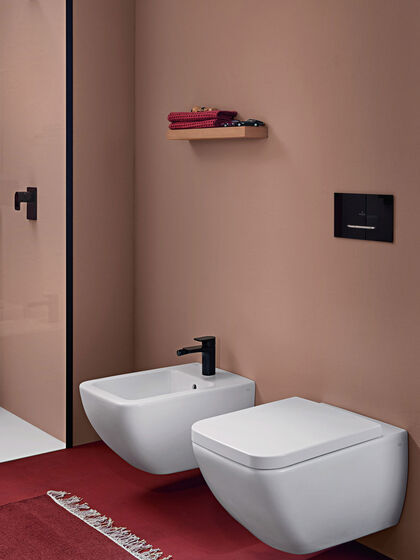 Stille Örtchen - zeitlos modern: Collaro WC und Bidet in rot/pastellfarbener Badgestaltung von Villeroy & Boch.