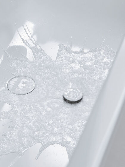 Badewanne, die sich geräuschlos durch einen Einlauf am Boden von unten befüllt aus der Kollektion von Subway 3.0 von Villeroy&Boch 