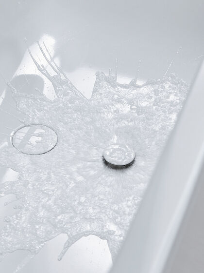 Badewanne, die sich geräuschlos durch einen Einlauf am Boden von unten befüllt aus der Kollektion von Subway 3.0 von Villeroy&Boch 