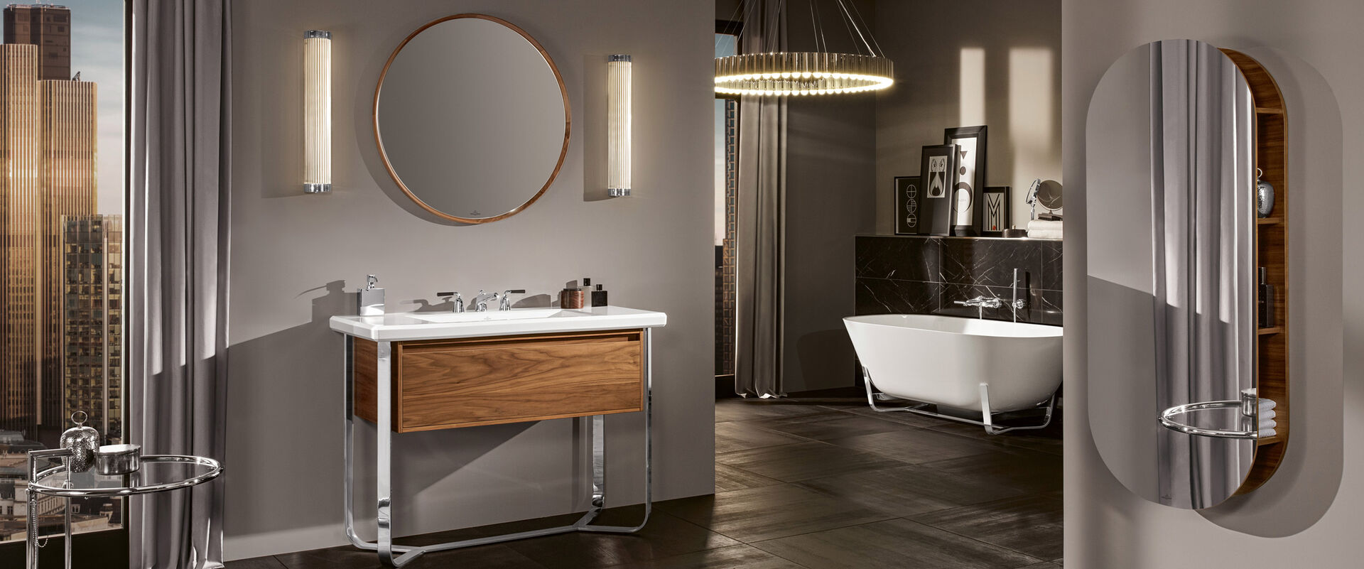 Komplettes elegantes Badezimmer. Materialien Holz und chrom. Freistehende Badewanne auf Chromfüßen. Waschbecken Einbau in Holzbadmöbel und verspiegelter Hochschrank.