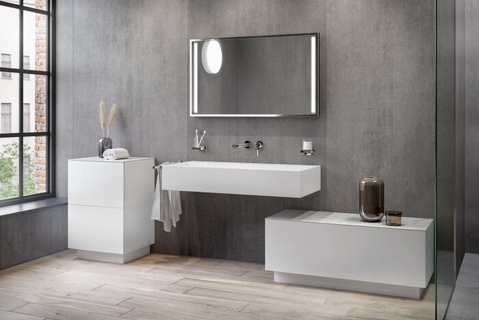 Designer-Waschplatz mit Badmöbeln auf Sockeln montiert in weiß von Keuco aus der eleganten Komplettbadserie Edition 90.