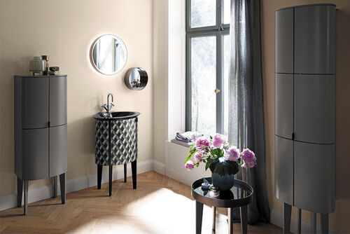 Badmöbelschränke in Echtholz grau schwarz, runder LED Badspiegel über Waschbecken in Bicolor-Optik.
