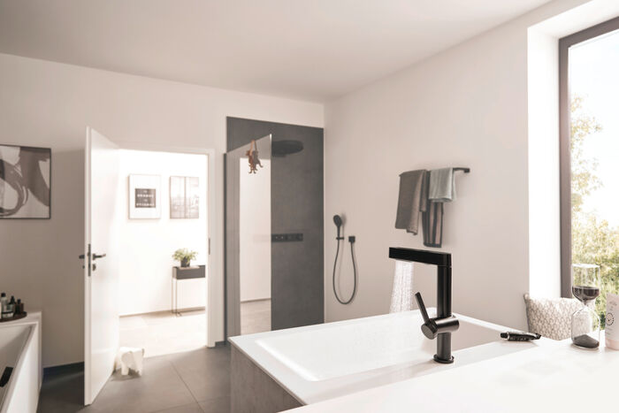 In modernem Mattschwarz integriert sich die Armatur hansgrohe Finoris hervorragend in jedes Badezimmer. 
