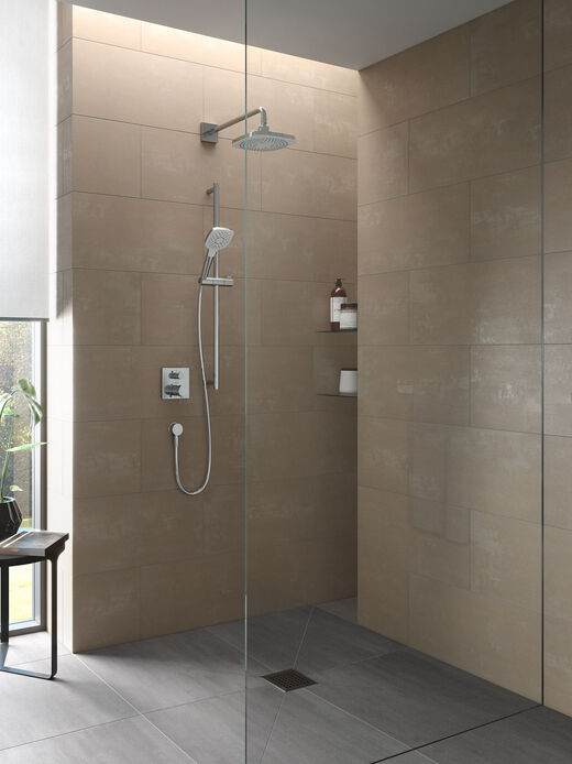 DaySpa Duschprogramm von TOTO Europe in einer offenen Walk-In-Dusche mit Kopfbrause und Handbrause in eckigem Design.