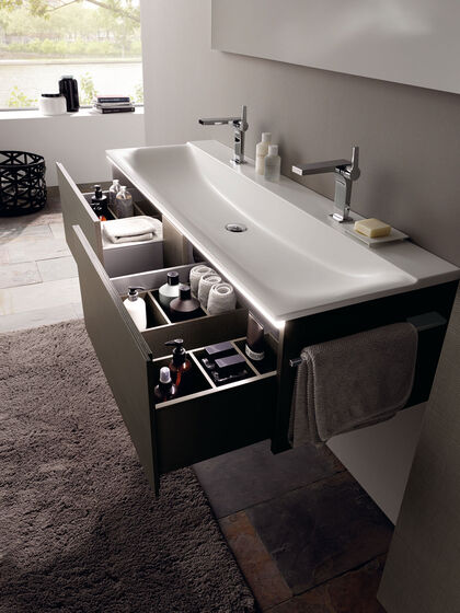 Für Ordnung im Badezimmer: Der Stauraum unter dem Waschbecken wird bei Xeno2 von Geberit optimal genützt. Doppelwaschtisch mit Waschbeckenunterschrank.