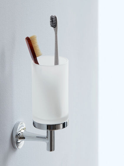 Mattweißer, mundgelasener Glashalter, ein visuelles Highligt aus der Duravit Accessoires-Serie von Starck T.