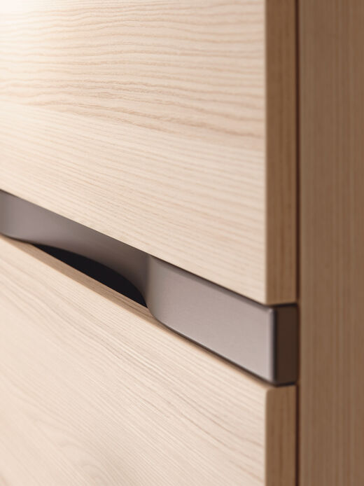 burgbad Orell Schubladengriff eines Waschbeckenunterschranks im Detail.
