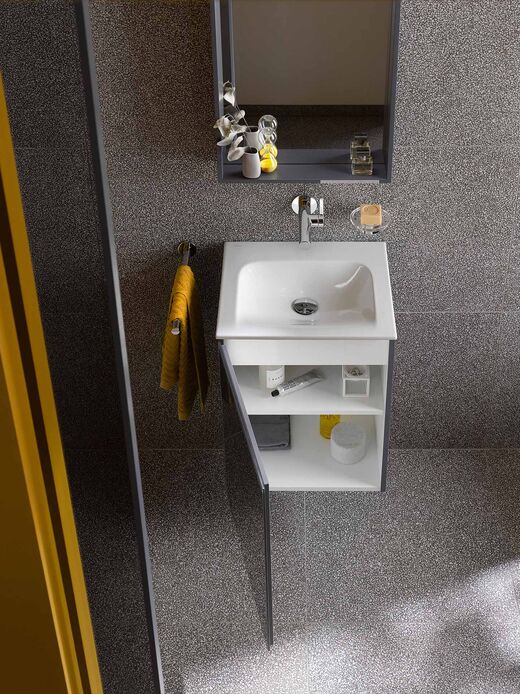 KEUCO X-Line Stauraum trotz kleiner Abmessungen. Der Unterschrank unter dem Waschbecken von X-Line von Keuco hat Platz für einige Badutensilien.