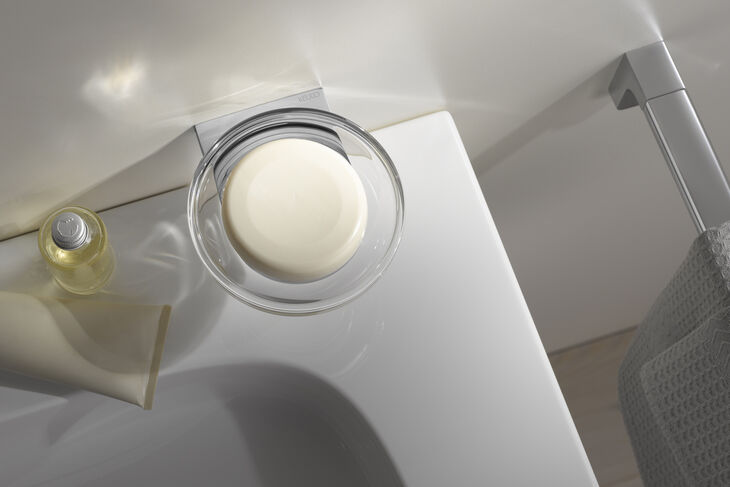 KEUCO Collection Moll Badaccessoires Ablage für Seife mit Glasschale und Chromhalterung and er Wand montiert.