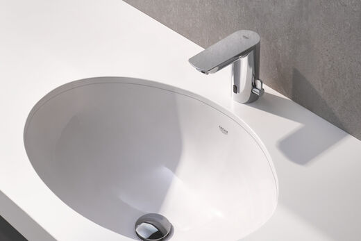 Die GROHE Bau Cosmopolitan E mit Infrarot-Sensor betätigt den Wasserfluss automatisch bei Bedarf.