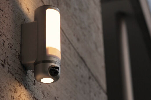 Smart Home von Bosch Aussenleuchte länglich mit Sensor an der Hauswand montiert.