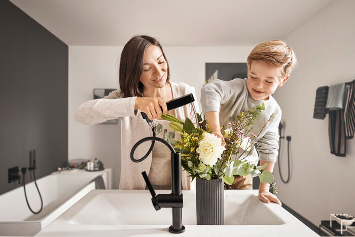 Die Armatur hansgrohe Finoris erleichtert den Alltag im Familienbad dank Auszugsbrause erheblich. 