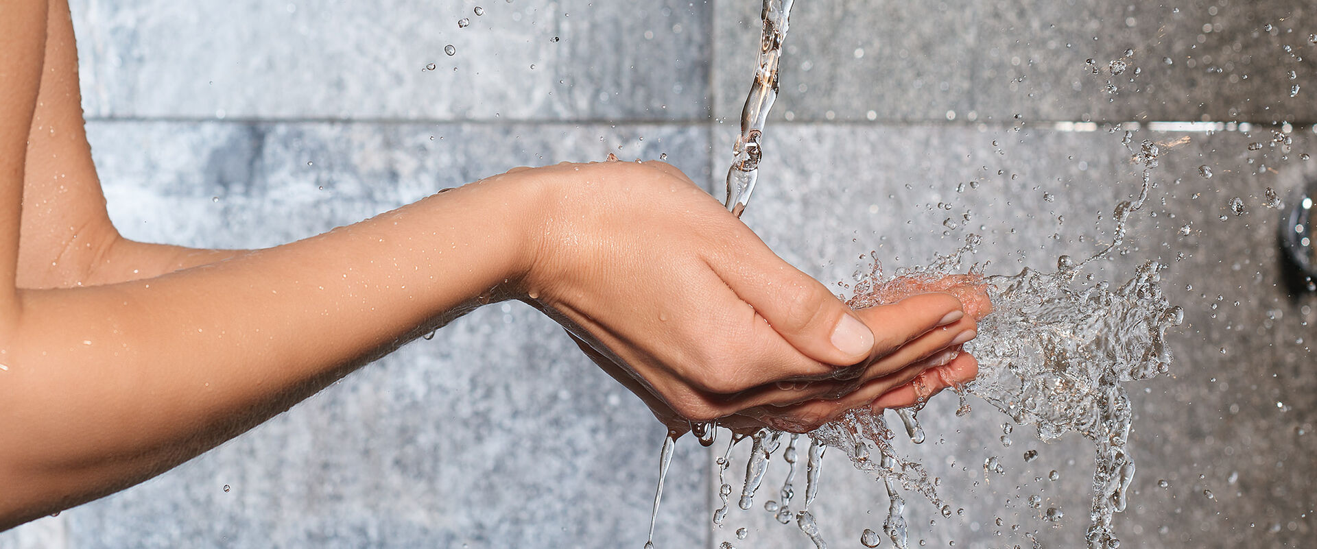 Hände zusammengehalten damit der Wasserstrahl von oben reinfliessen kann.