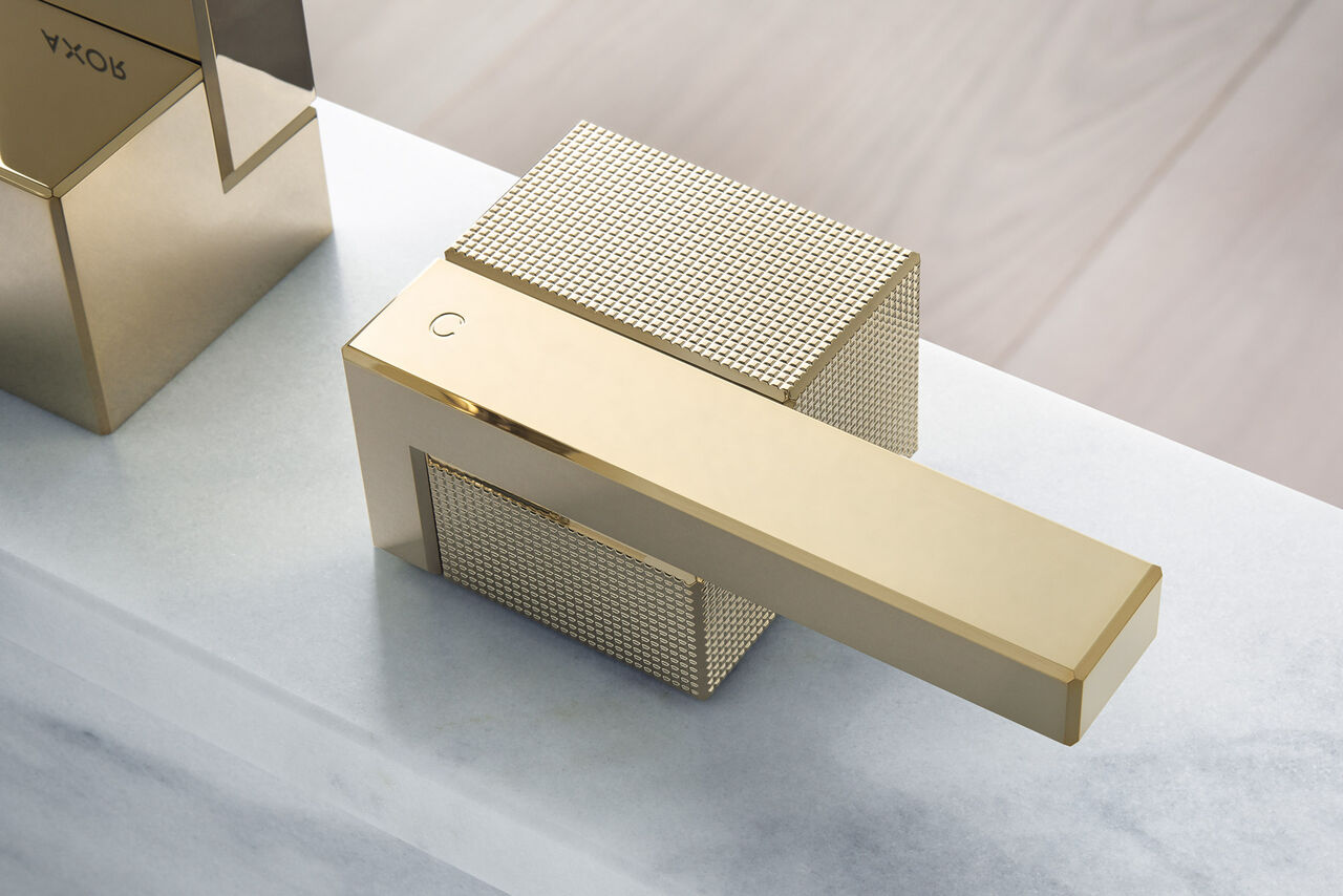 Armatur Edge von AXOR Armatur mit echtem Wow-Effekt: Aus polierter Bronze gefertigte Luxusarmatur Edge von AXOR präsentiert sich auf Wunsch mit strukturierten Seitenteilen.
