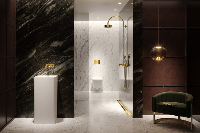 Elegantes Marmor-Badezimmer mit tollen Akzenten in Gold und Braun, unter anderem wurde bei der Drückerplatte und der Duschrinne Drainline die Oberflächenveredelung "Gold Optik" verwendet, die optimal zur Farbgebung der Armaturen in der Dusche und am Waschbecken passen.