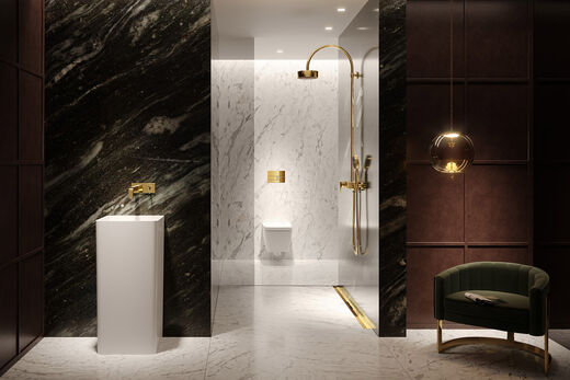 TECE Oberflächenveredelung Elegantes Marmor-Badezimmer mit tollen Akzenten in Gold und Braun, unter anderem wurde bei der Drückerplatte und der Duschrinne Drainline die Oberflächenveredelung "Gold Optik" verwendet, die optimal zur Farbgebung der Armaturen in der Dusche und am Waschbecken passen.