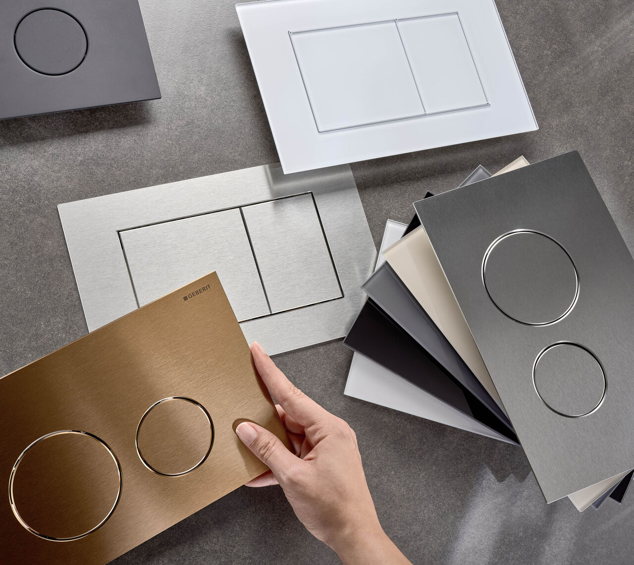 Sigma40 von Geberit: Gebürstetes Metall im schlanken Format