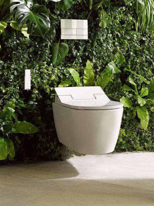 Spannende Installation: Ds moderne Dusch-WC SensoWash von Gerberit wurde hier vor einer üppigen grünen Blätterwand montiert. Mit Fernbedienung und Drückerplatte.