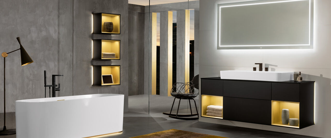 Premium-Badkollektion Finion von Villeroy & Boch Komplettes Bad mit Schränken, Badewanne, Waschbecken.