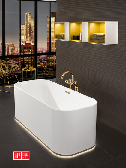 Design Badewanne oval freistehend mit Kuben die beleuchtet sind und darüber hängen.