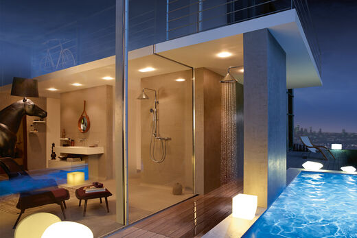 AXOR ShowerProducts by Front Penthouse-Wohnung mit Swimmingpool und Außendusche von AXOR ShowerProducts by Front auf dem Dach. Direkt daneben der Blick ins Badezimmer mit Dusche, ebenfalls von AXOR Showerproducts by Front. Im Badezimmer befindet sich außerdem eine Sitzgelegenheit, Waschbecken mit Spiegel und Dekoobjekte.