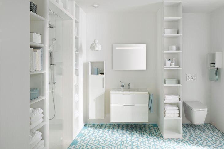 Badmöbel für Gästebad in Weiß. Waschbeckenunterschrank mit einbauwaschbecken, Raumteiler, Regale, Spiegel.
