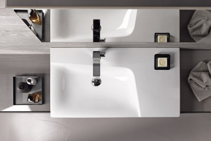 Waschbecken Xeno2 von Geberit aus der Vogelperspektive. Elegant geformtes Waschbecken mit Armatur und rechts mit Ablagefläche. 
