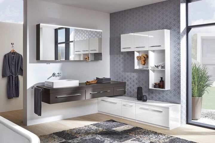 Badezimmer mit Möbeln von heibad aus der Serie Universal in der Farbe graphite grey.
