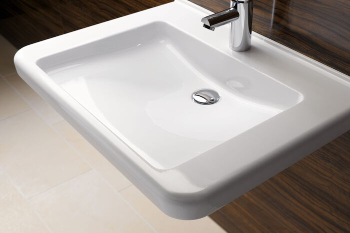 Modernes, barrierefreies Geberit Waschbecken in rechteckig aus der Serie Renova Comfort.