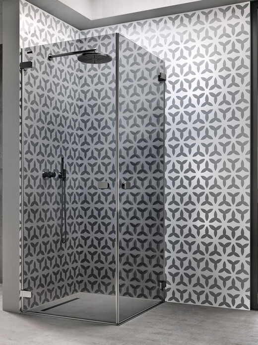 Die Duschverkleidung PanElle Graphics von DUSCHOLUX setzt auf trendige, schwarz-weiße Muster.