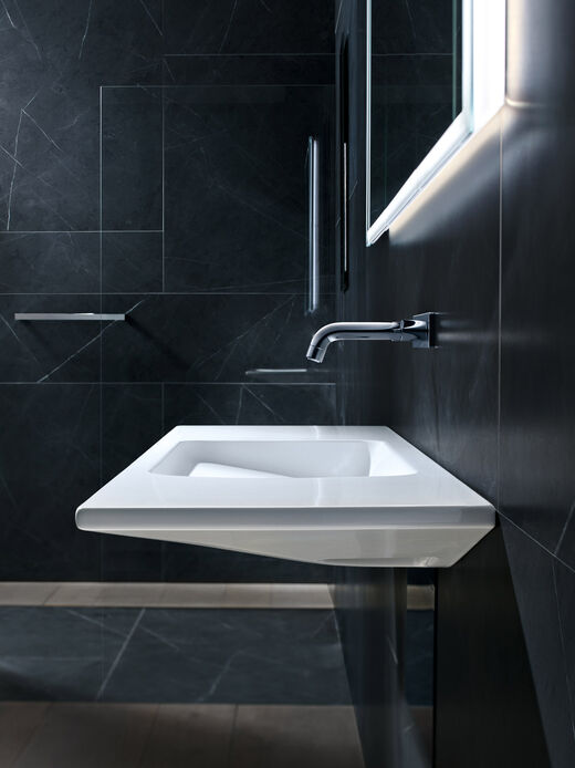 Geberit ONE Bitte Platz nehmen: Das flach geschnittene Waschbecken der Serie ONE von Geberit bietet Raum zum Sitzen und lässt das Abwasser unsichtbar ohne Siphon verschwinden.