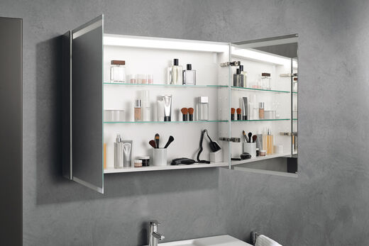 Geberit Option Plus Geöffneter Spiegelschrank. Stauraum für Kosmetikartikel.
