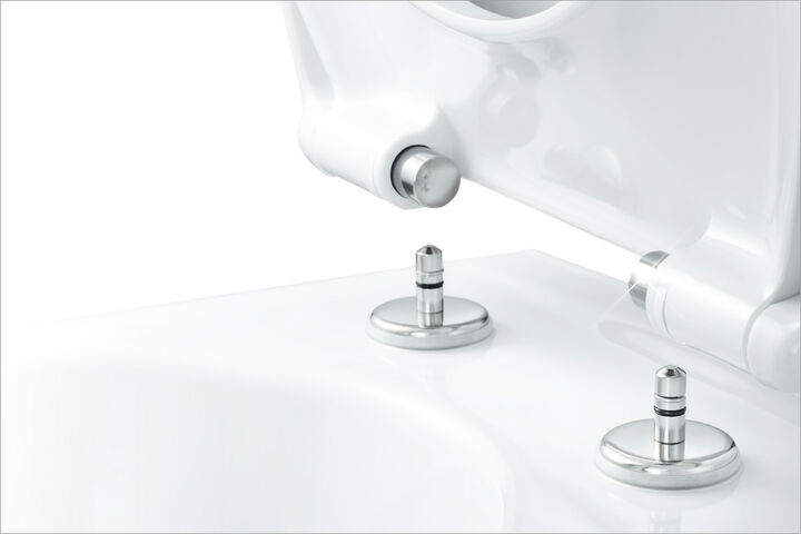 Detailaufnahme der TakeOff Funktion an HARO Hamberger WC-Sitzen. Die Scharniere teilen sich: Der Sitz kann einfach gelöst werden und nach der Reinigung wieder aufgesteckt werden. Detailaufnahme der TakeOff Funktion an HARO Hamberger WC-Sitzen. Die Scharniere teilen sich: Der Sitz kann einfach gelöst werden und nach der Reinigung wieder aufgesteckt werden.
