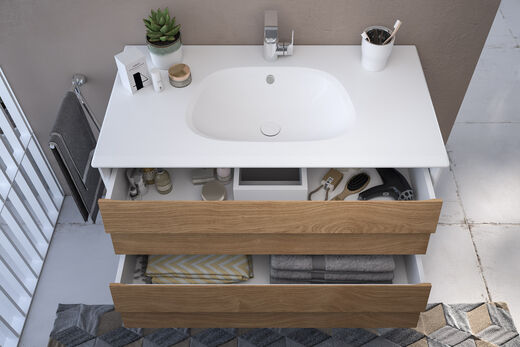 Badmöbel aus Holz. Waschbecken eingebaut in Unterschrank mit Schubladen.
