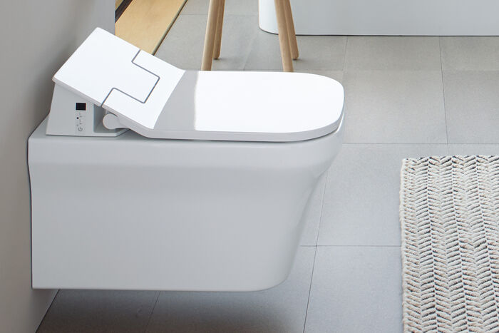 SensoWash Dusch-WC von Duravit im Dlim-Design von der Seite aufgenommen. 
