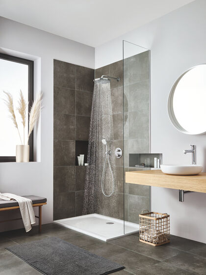 Duschsystem mit der innovativen GROHE Tempesta 250 Kopfbrause in modernem Badezimmer.