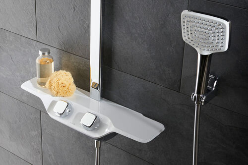 Bildkombination eckige Handbrause und Bedienelement mit Ablagemöglichkeit des modernen Duschsystems Cockpit Discovery aus dem Hause Kludi.