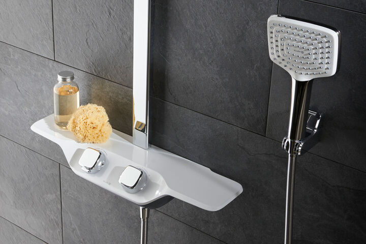 Bildkombination eckige Handbrause und Bedienelement mit Ablagemöglichkeit des modernen Duschsystems Cockpit Discovery aus dem Hause Kludi.