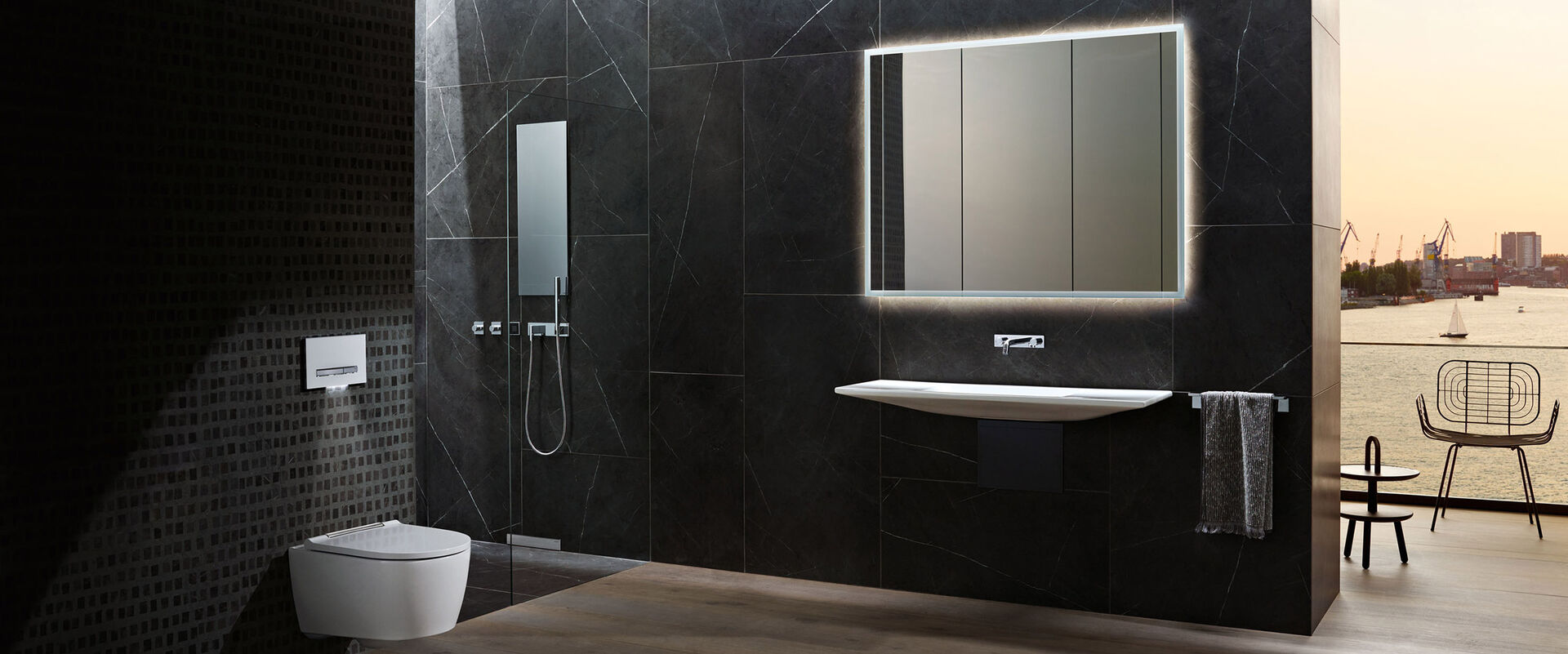 Cooles Traumbad in schwarz von Geberit ONE: Die Linie umfasst ein modernes WC, Duschabtrennung mit Ablagebox und verschiedene Waschplätze und Waschbecken.