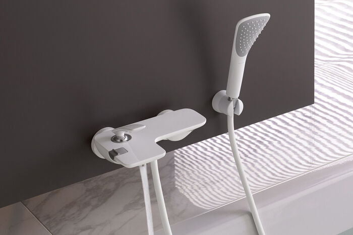 Armatur mit Mischer für Badewanne in Weiss inclusive einer Ablage und Handbrause.